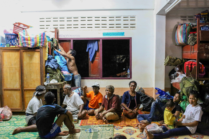 Đêm ở khu lánh nạn sau vỡ đập Lào