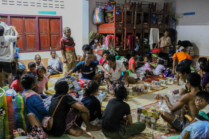 Đêm ở khu lánh nạn sau vỡ đập Lào