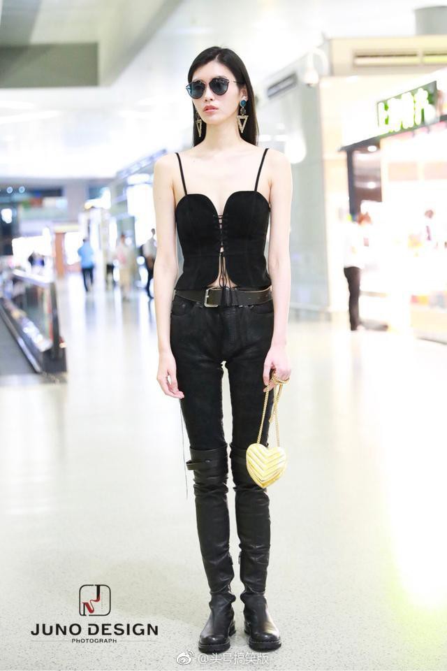 Ngực lép kẹp phẳng lì, Ming Xi vẫn siêu tự tin với áo hai dây kiểu cách