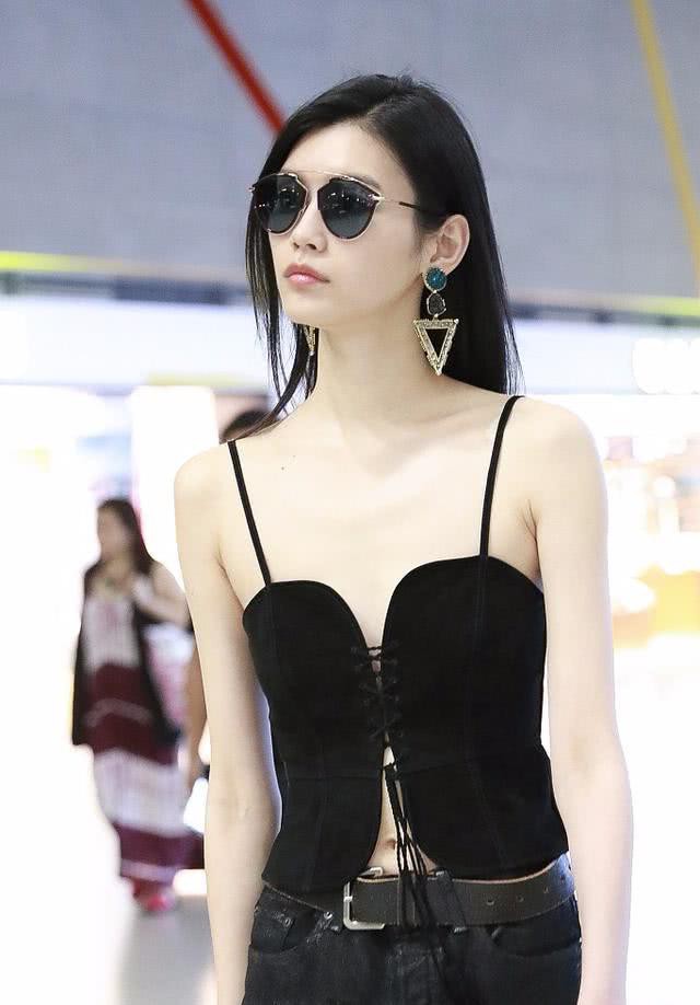 Ngực lép kẹp phẳng lì, Ming Xi vẫn siêu tự tin với áo hai dây kiểu cách