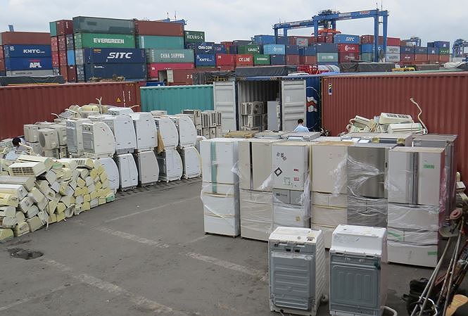 8 container hàng cấm nhập khẩu về Việt Nam khai báo là.... rổ nhựa