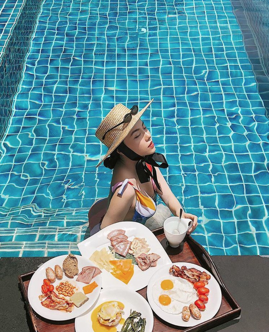 Hot trend khoe bữa sáng sang chảnh ở hồ bơi: Đỉnh cao của cuộc sống tận hưởng là đây!