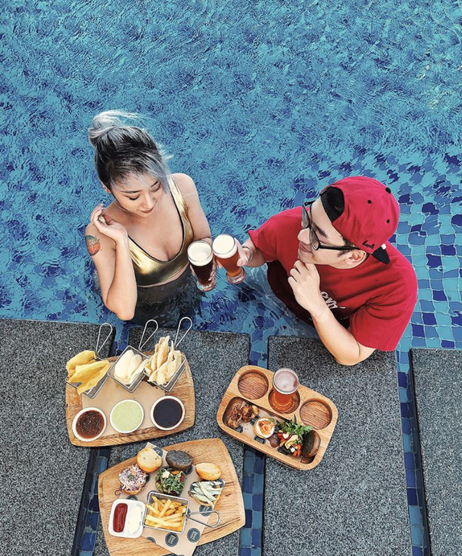Hot trend khoe bữa sáng sang chảnh ở hồ bơi: Đỉnh cao của cuộc sống tận hưởng là đây! Hot trend khoe bữa sáng sang chảnh ở hồ bơi: Đỉnh cao của cuộc sống tận hưởng là đây!