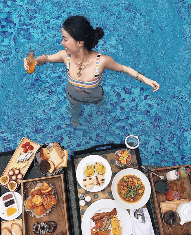 Hot trend khoe bữa sáng sang chảnh ở hồ bơi: Đỉnh cao của cuộc sống tận hưởng là đây! Hot trend khoe bữa sáng sang chảnh ở hồ bơi: Đỉnh cao của cuộc sống tận hưởng là đây!