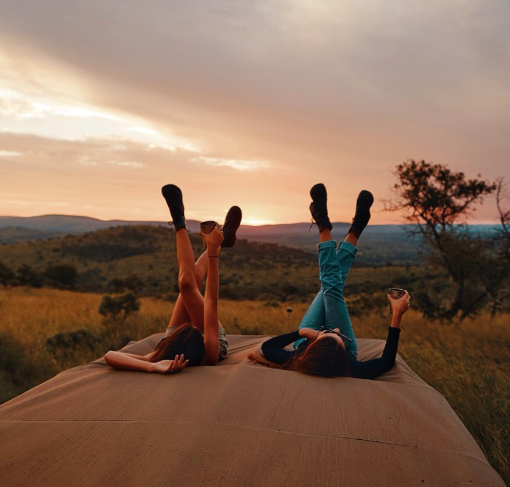 Cuộc sống tựa Rich Kid của cặp chị em sinh đôi chân dài sinh năm 1999 đẹp nhất thế giới