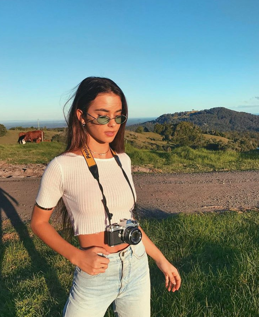 Cuộc sống tựa Rich Kid của cặp chị em sinh đôi chân dài sinh năm 1999 đẹp nhất thế giới