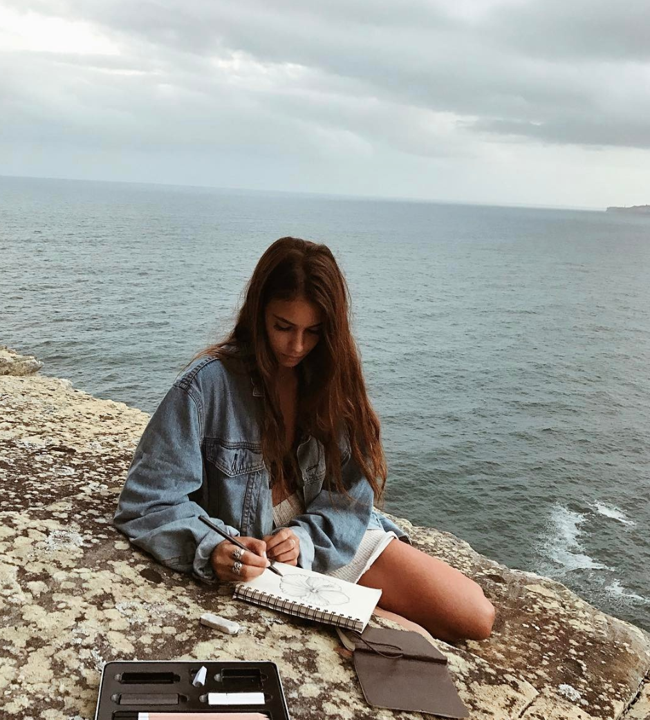 Cuộc sống tựa Rich Kid của cặp chị em sinh đôi chân dài sinh năm 1999 đẹp nhất thế giới