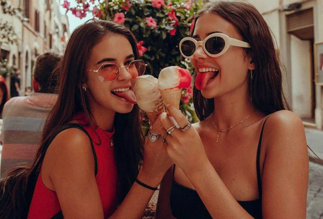 Cuộc sống tựa Rich Kid của cặp chị em sinh đôi chân dài sinh năm 1999 đẹp nhất thế giới Cuộc sống tựa Rich Kid của cặp chị em sinh đôi chân dài sinh năm 1999 đẹp nhất thế giới