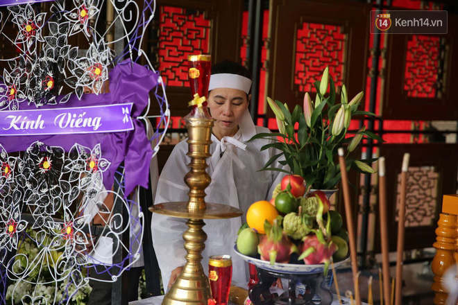 Bạn bè nghệ sĩ có mặt từ sớm, thắp nén nhang tiễn biệt NSƯT Thanh Hoàng