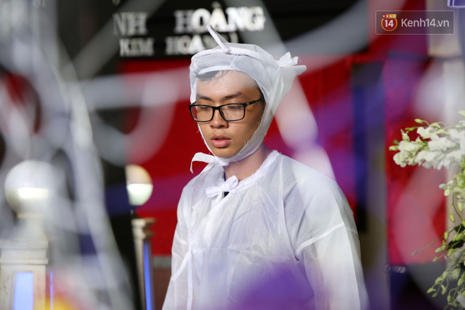 Bạn bè nghệ sĩ có mặt từ sớm, thắp nén nhang tiễn biệt NSƯT Thanh Hoàng