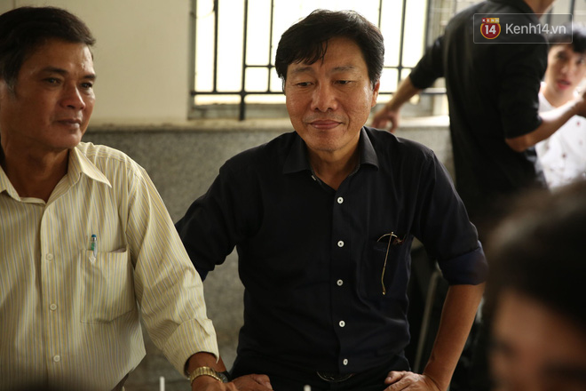 Bạn bè nghệ sĩ có mặt từ sớm, thắp nén nhang tiễn biệt NSƯT Thanh Hoàng