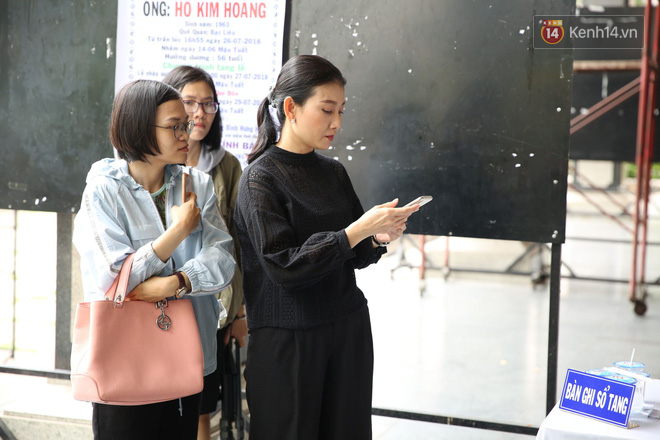 Bạn bè nghệ sĩ có mặt từ sớm, thắp nén nhang tiễn biệt NSƯT Thanh Hoàng