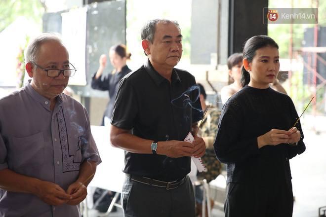 Bạn bè nghệ sĩ có mặt từ sớm, thắp nén nhang tiễn biệt NSƯT Thanh Hoàng