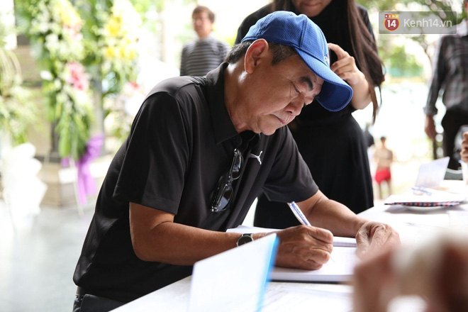 Bạn bè nghệ sĩ có mặt từ sớm, thắp nén nhang tiễn biệt NSƯT Thanh Hoàng