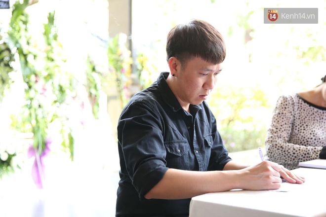 Bạn bè nghệ sĩ có mặt từ sớm, thắp nén nhang tiễn biệt NSƯT Thanh Hoàng