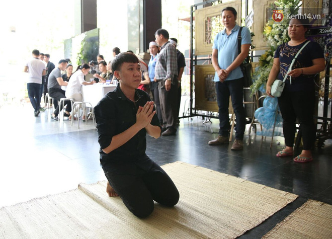 Bạn bè nghệ sĩ có mặt từ sớm, thắp nén nhang tiễn biệt NSƯT Thanh Hoàng