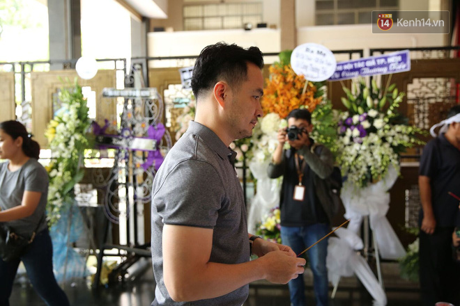 Bạn bè nghệ sĩ có mặt từ sớm, thắp nén nhang tiễn biệt NSƯT Thanh Hoàng