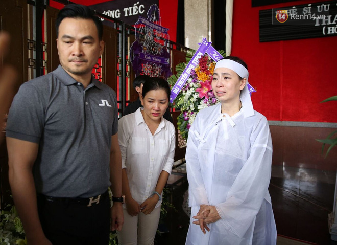 Bạn bè nghệ sĩ có mặt từ sớm, thắp nén nhang tiễn biệt NSƯT Thanh Hoàng