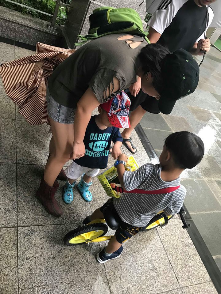 Lãi 178 nghìn đồng sau 2 buổi đi bán kẹo, cậu bé 4 tuổi ở Hà Nội học được nhiều điều nhờ cách dạy con kiếm tiền của mẹ