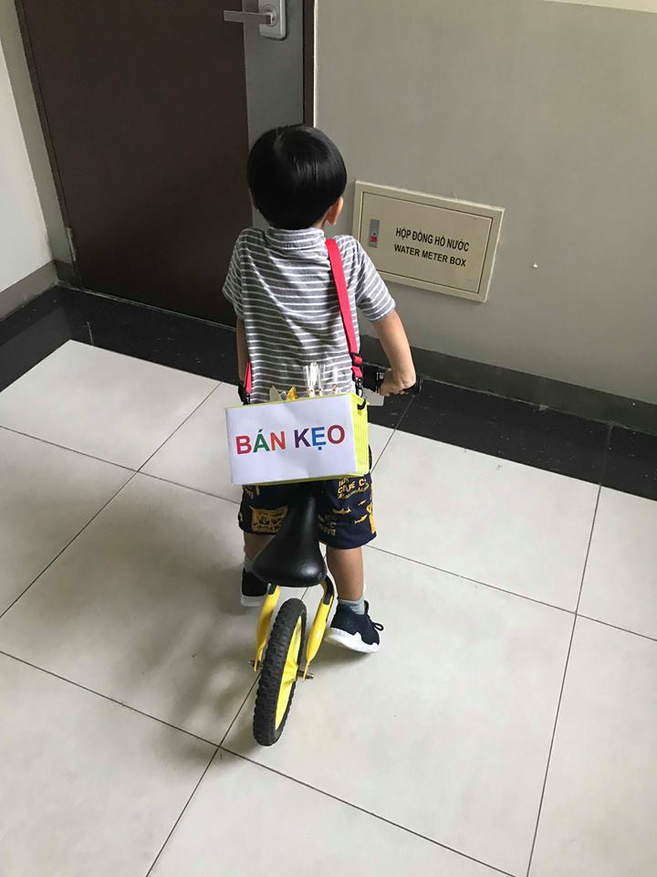 Lãi 178 nghìn đồng sau 2 buổi đi bán kẹo, cậu bé 4 tuổi ở Hà Nội học được nhiều điều nhờ cách dạy con kiếm tiền của mẹ Lãi 178 nghìn đồng sau 2 buổi đi bán kẹo, cậu bé 4 tuổi ở Hà Nội học được nhiều điều nhờ cách dạy con kiếm tiền của mẹ