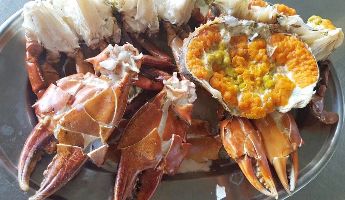 Nghén bầu thèm ăn đến phát điên, dâu trẻ sợ mẹ chồng mắng nên đành nhịn, mua được 1kg cua thì em chồng ăn hết 2/3