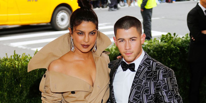 Nick Jonas đính hôn với Hoa hậu Thế giới hơn 10 tuổi