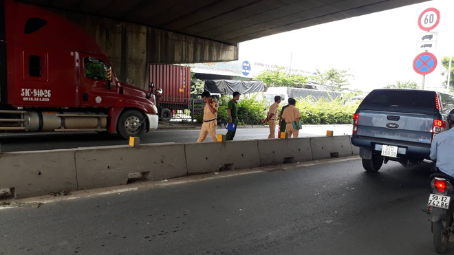 Chạy vào làn ô tô, thanh niên bị xe container cán qua đầu tử vong, quốc lộ 1A ùn ứ