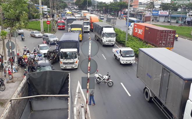 Chạy vào làn ô tô, thanh niên bị xe container cán qua đầu tử vong, quốc lộ 1A ùn ứ