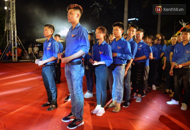 Xúc động khoảnh khắc những chiến sĩ PCCC, Công An và bạn trẻ cúi đầu dâng hương trước 2.000 mộ phần anh hùng liệt sĩ ở Hà Nội