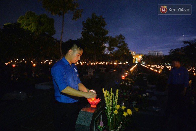 Xúc động khoảnh khắc những chiến sĩ PCCC, Công An và bạn trẻ cúi đầu dâng hương trước 2.000 mộ phần anh hùng liệt sĩ ở Hà Nội