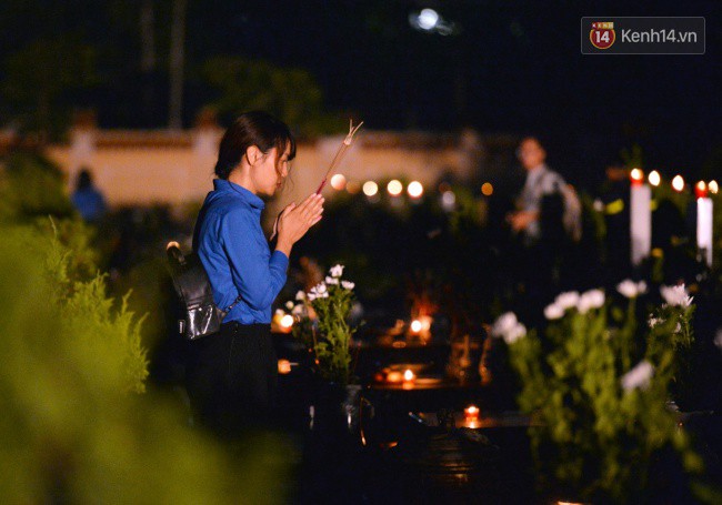 Xúc động khoảnh khắc những chiến sĩ PCCC, Công An và bạn trẻ cúi đầu dâng hương trước 2.000 mộ phần anh hùng liệt sĩ ở Hà Nội