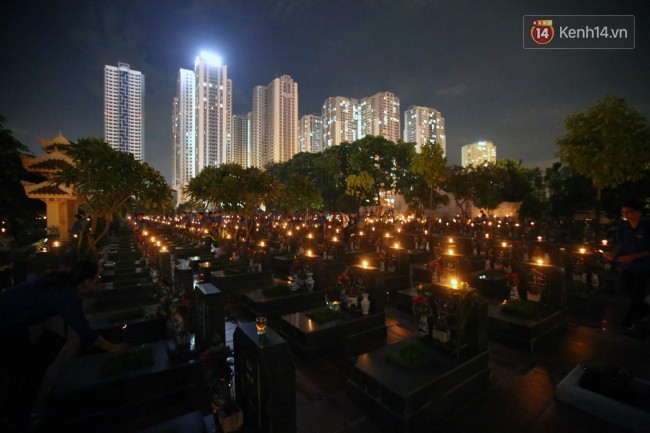 Xúc động khoảnh khắc những chiến sĩ PCCC, Công An và bạn trẻ cúi đầu dâng hương trước 2.000 mộ phần anh hùng liệt sĩ ở Hà Nội