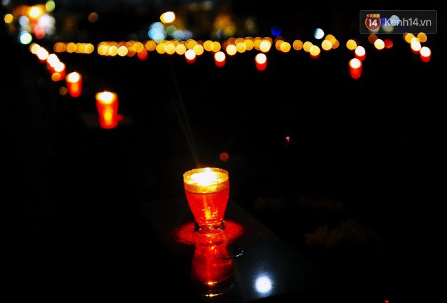 Xúc động khoảnh khắc những chiến sĩ PCCC, Công An và bạn trẻ cúi đầu dâng hương trước 2.000 mộ phần anh hùng liệt sĩ ở Hà Nội