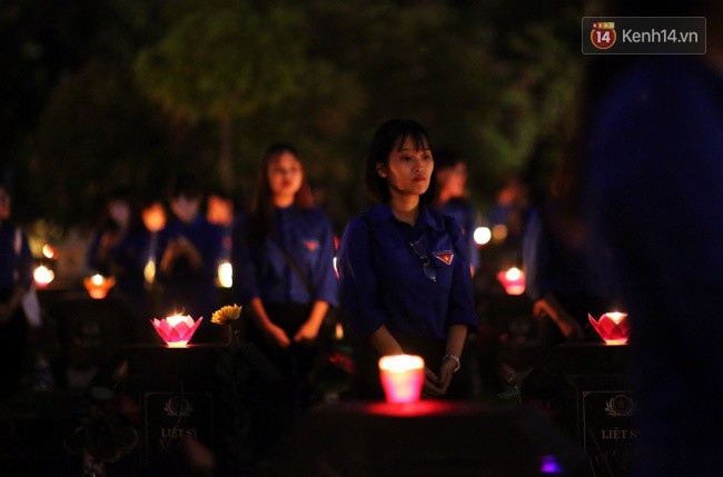 Xúc động khoảnh khắc những chiến sĩ PCCC, Công An và bạn trẻ cúi đầu dâng hương trước 2.000 mộ phần anh hùng liệt sĩ ở Hà Nội