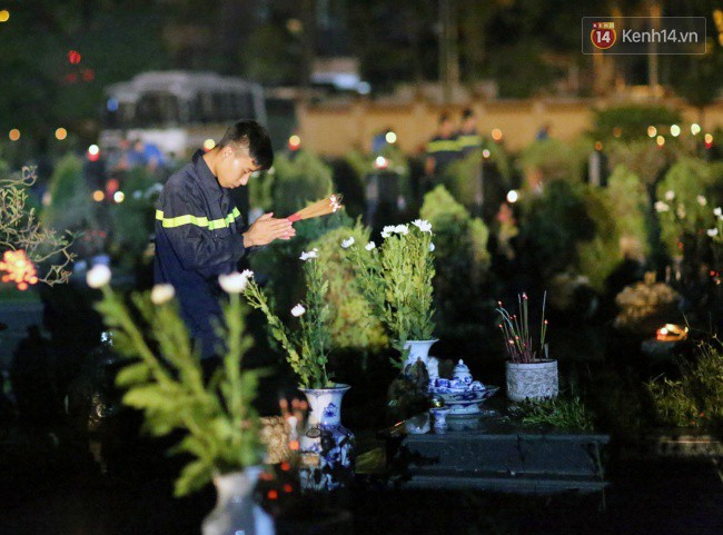 Xúc động khoảnh khắc những chiến sĩ PCCC, Công An và bạn trẻ cúi đầu dâng hương trước 2.000 mộ phần anh hùng liệt sĩ ở Hà Nội