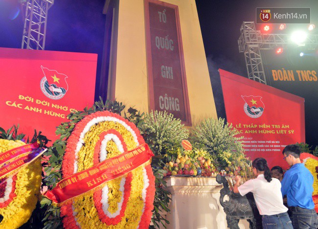 Xúc động khoảnh khắc những chiến sĩ PCCC, Công An và bạn trẻ cúi đầu dâng hương trước 2.000 mộ phần anh hùng liệt sĩ ở Hà Nội