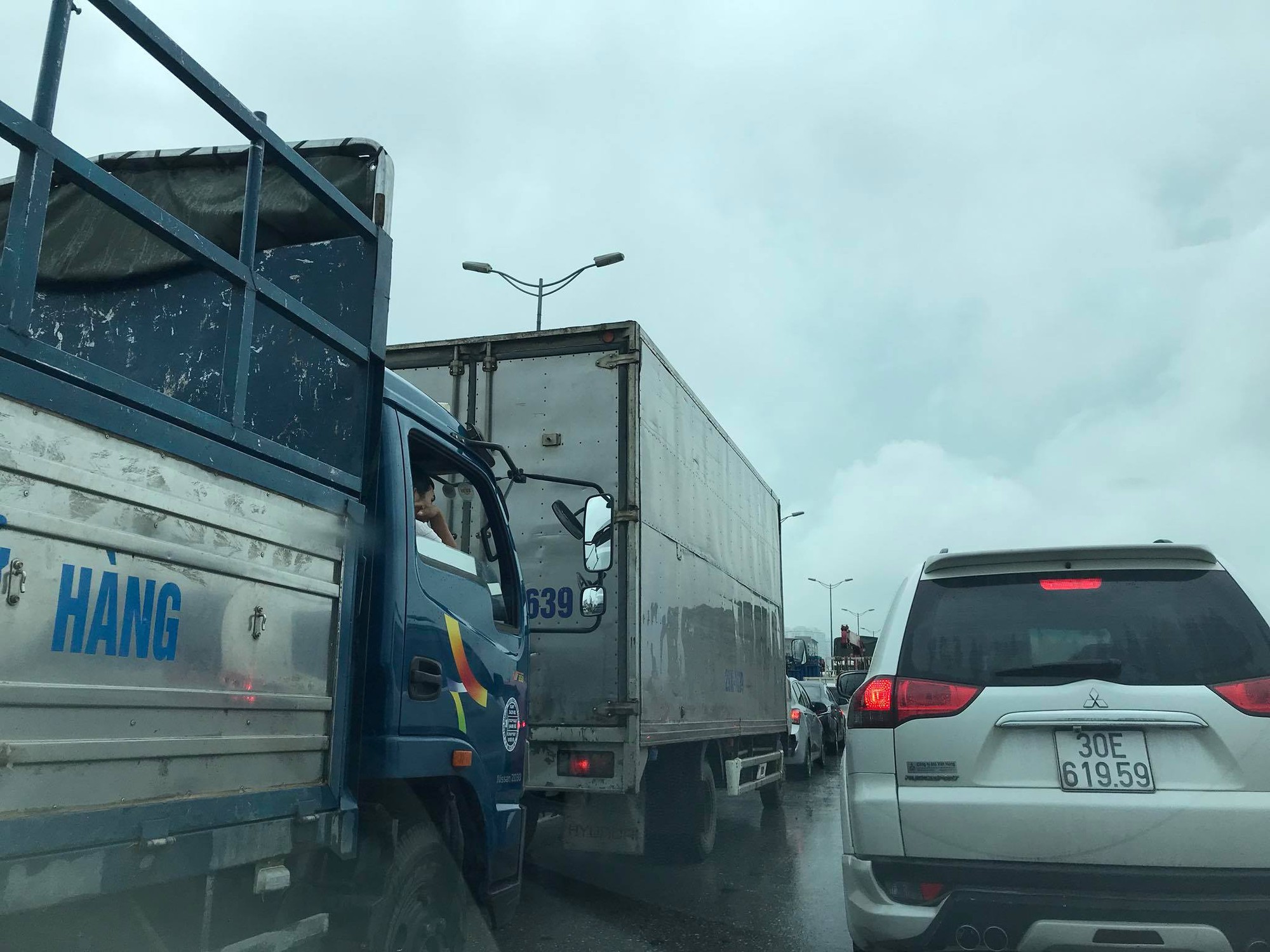 Hà Nội: Xe tải gặp sự cố, đường vành đai 3 trên cao tắc nghẽn kéo dài