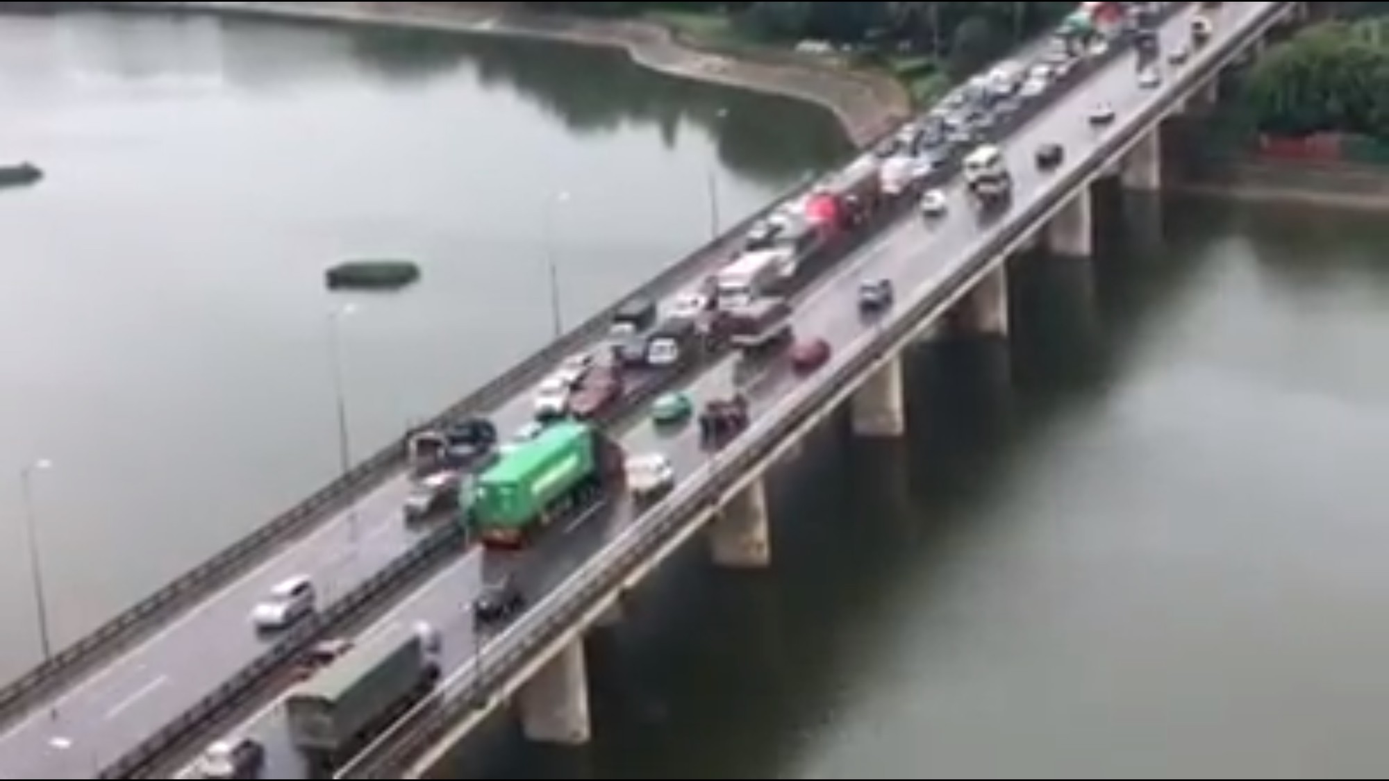 Hà Nội: Xe tải gặp sự cố, đường vành đai 3 trên cao tắc nghẽn kéo dài