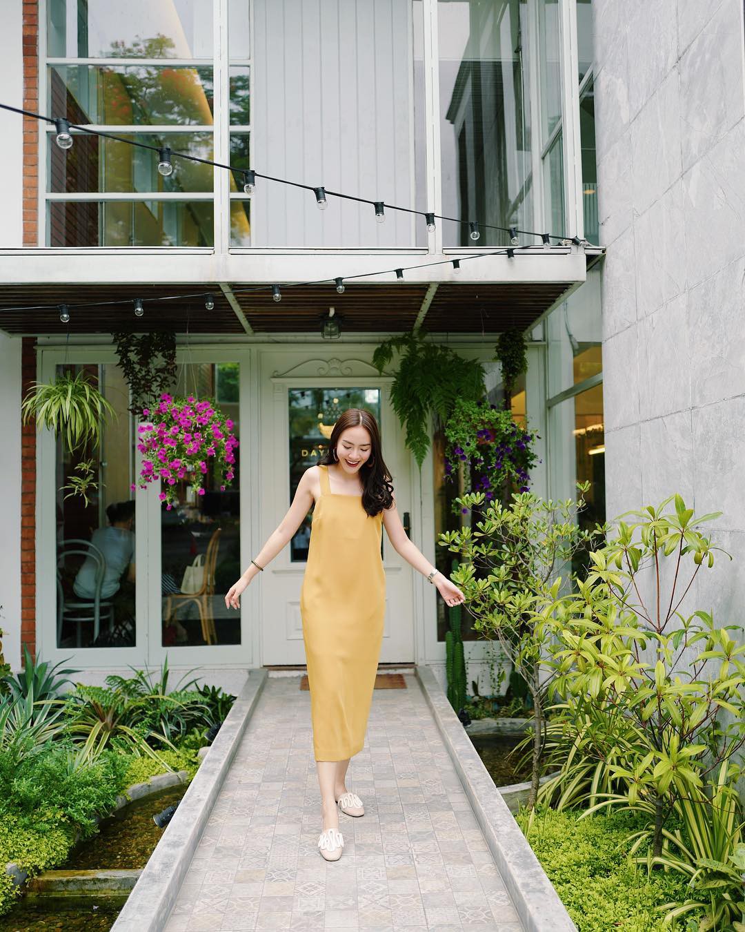 Suốt mấy tháng hè, đi đến đâu cũng bắt gặp các cô nàng làm điệu với 4 kiểu váy liền này Suốt mấy tháng hè, đi đến đâu cũng bắt gặp các cô nàng làm điệu với 4 kiểu váy liền này