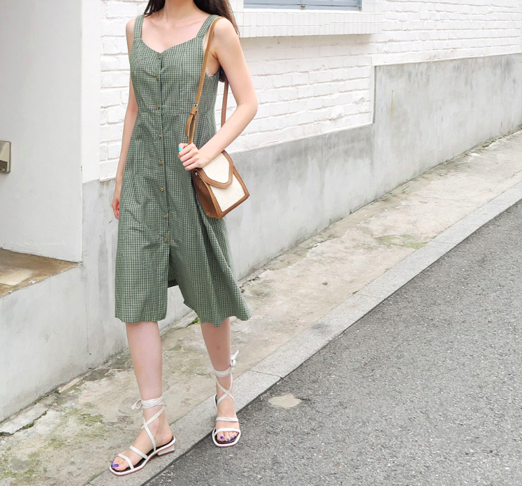 Suốt mấy tháng hè, đi đến đâu cũng bắt gặp các cô nàng làm điệu với 4 kiểu váy liền này Suốt mấy tháng hè, đi đến đâu cũng bắt gặp các cô nàng làm điệu với 4 kiểu váy liền này
