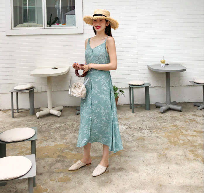 Suốt mấy tháng hè, đi đến đâu cũng bắt gặp các cô nàng làm điệu với 4 kiểu váy liền này Suốt mấy tháng hè, đi đến đâu cũng bắt gặp các cô nàng làm điệu với 4 kiểu váy liền này