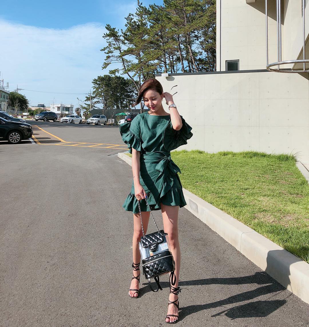 Suốt mấy tháng hè, đi đến đâu cũng bắt gặp các cô nàng làm điệu với 4 kiểu váy liền này Suốt mấy tháng hè, đi đến đâu cũng bắt gặp các cô nàng làm điệu với 4 kiểu váy liền này