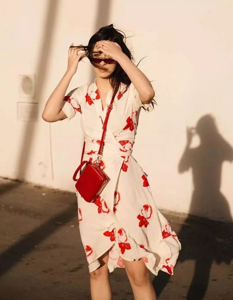 Suốt mấy tháng hè, đi đến đâu cũng bắt gặp các cô nàng làm điệu với 4 kiểu váy liền này Suốt mấy tháng hè, đi đến đâu cũng bắt gặp các cô nàng làm điệu với 4 kiểu váy liền này