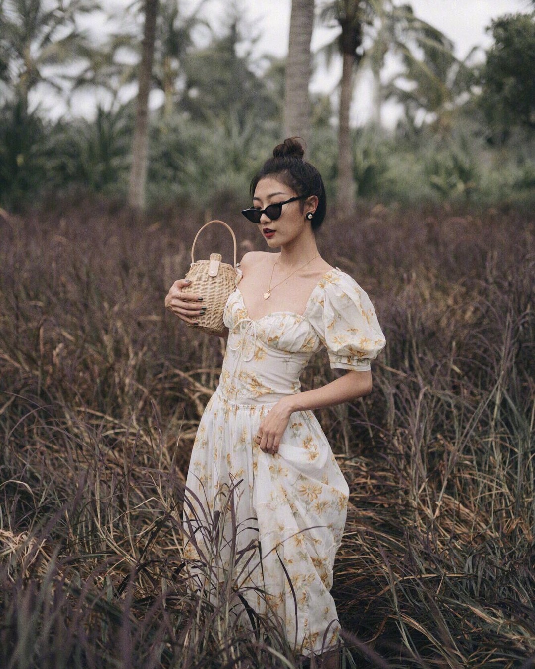 Suốt mấy tháng hè, đi đến đâu cũng bắt gặp các cô nàng làm điệu với 4 kiểu váy liền này Suốt mấy tháng hè, đi đến đâu cũng bắt gặp các cô nàng làm điệu với 4 kiểu váy liền này