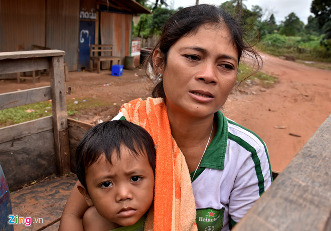 Dân làng Attapeu về nhà tay trắng sau những ngày trốn chạy lũ dữ