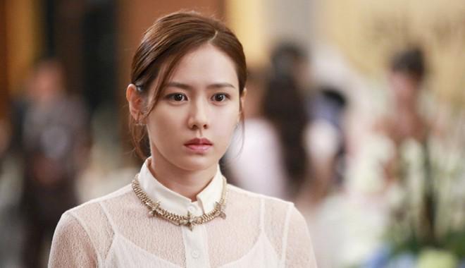 Biết chồng ngoại tình, vợ vẫn đon đả không oán thán nửa lời để rồi 1 năm sau ...