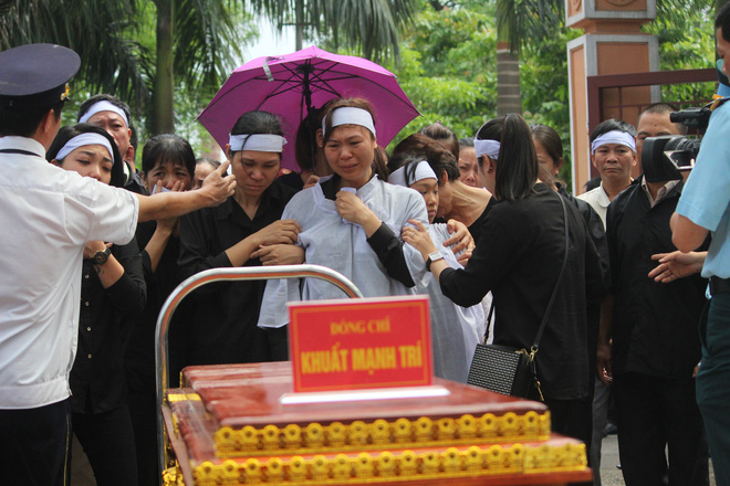 Thi thể hai phi công máy bay Su-22 được đưa về đài hoá thân Hoàn vũ