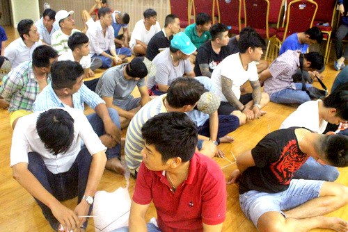 Cảnh sát vây ráp sòng bạc trong nhà hàng tiệc cưới ở Bình Dương