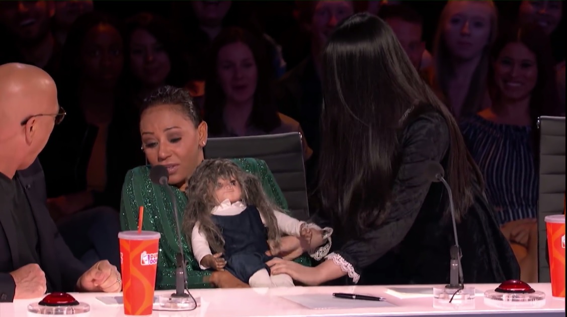 Sợ chưa đủ gây kinh hoàng, ma nữ kinh dị Riana còn đưa chị em song sinh đến cùng ám Mel B