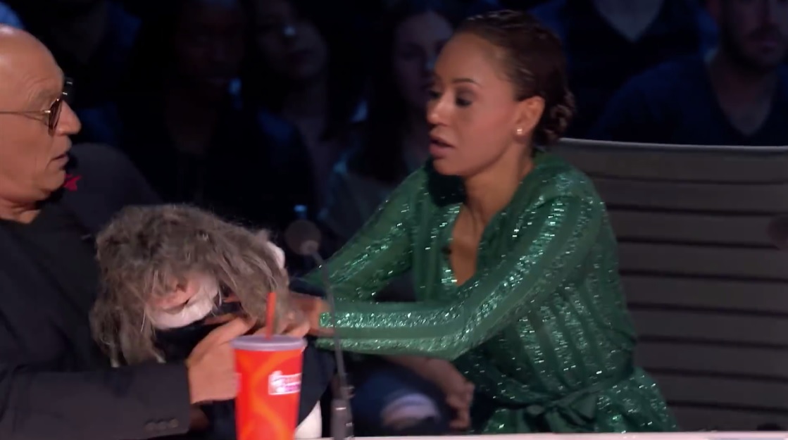 Sợ chưa đủ gây kinh hoàng, ma nữ kinh dị Riana còn đưa chị em song sinh đến cùng ám Mel B